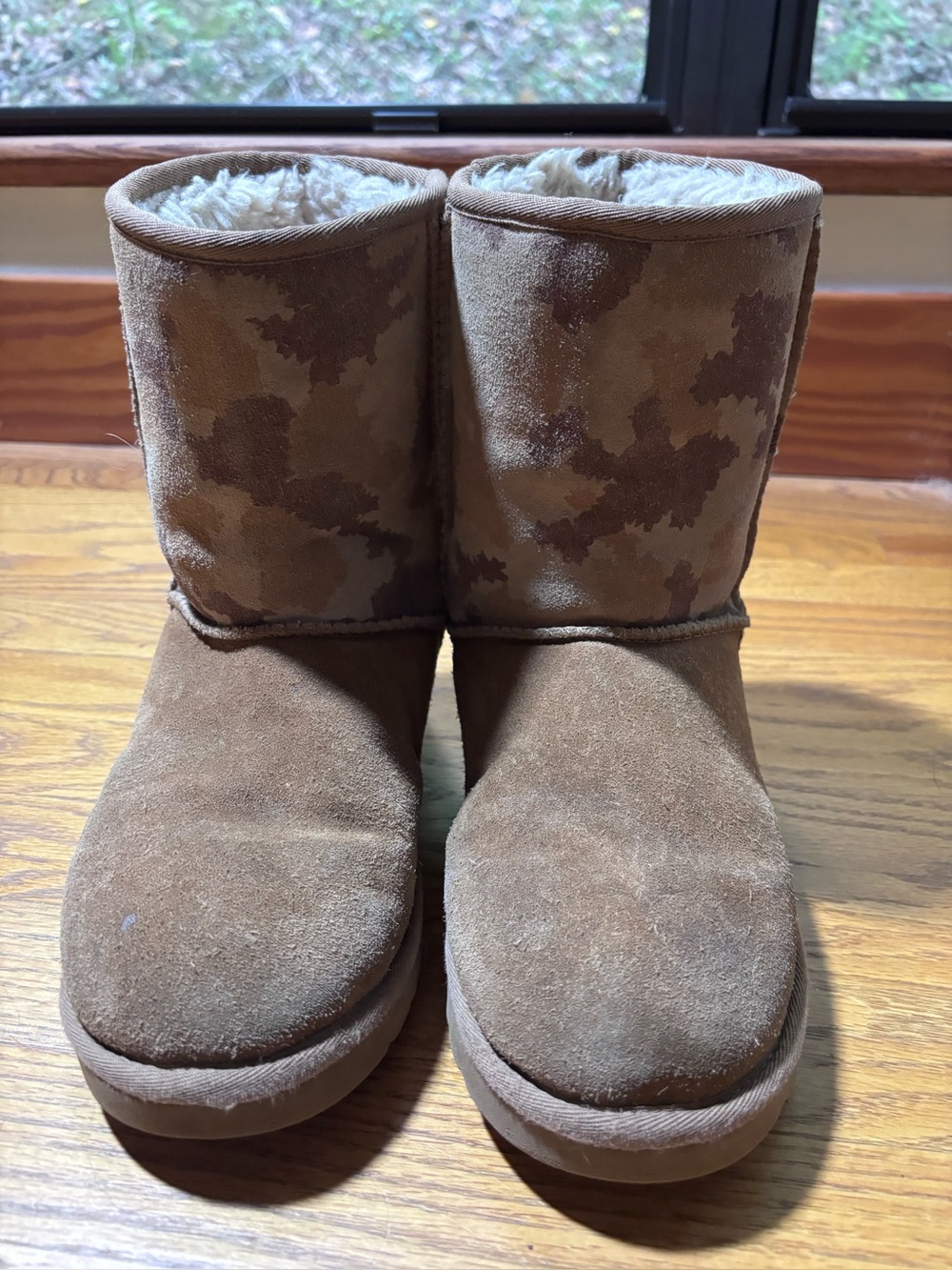 UGG Australia Classic Short Camo Boots Size 9 Sheepskin Lined Cozy Winter